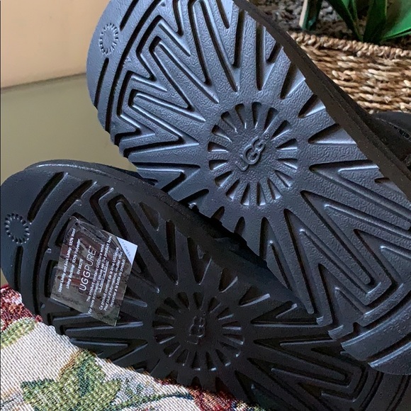 NEW UGG CLASSIC SHORT STARGIRL BLACK - Picture 7 of 8